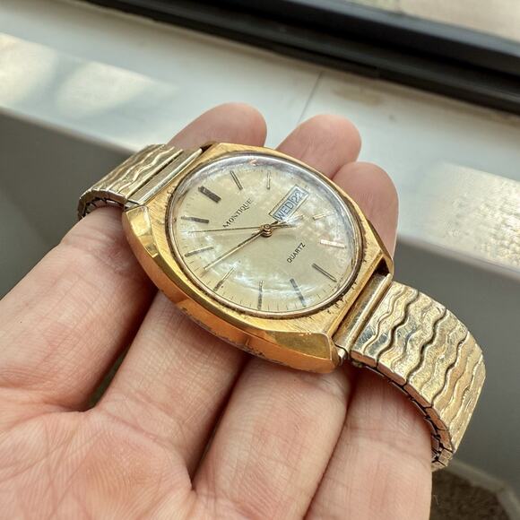 Vintage Montique Quartz Swiss Made Watch Gold Tone Day Date Stretch Band - Picture 4 of 8